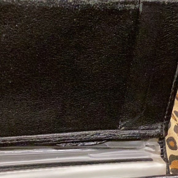 Very nice like new soft leather Black Kenneth Cole men’s wallet w picture area. - Picture 4 of 7